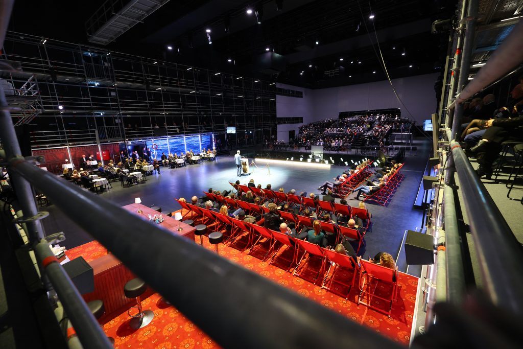 Das neue INTERIM Kassel eröffnet als moderne Ersatzspielstätte des Staatstheaters – nachhaltig, modular und visionär für Kultur und Stadtentwicklung.